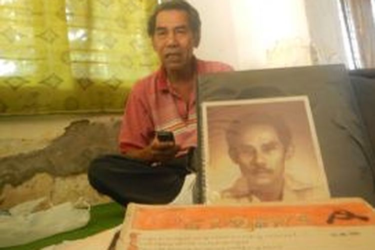 Sinar Syamsi (61), anak dari pengarang lagu Gendjer-gendjer saat ditemui di rumahnya di Banyuwangi, Selasa (30/9/2014).