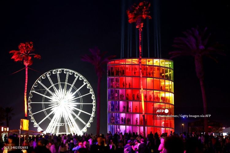 Suasana hari pertama festival musik Coachella Valley Music and Arts Festival 2023 yang digelar di Indio, California, Jumat (14/4/2023) malam. 