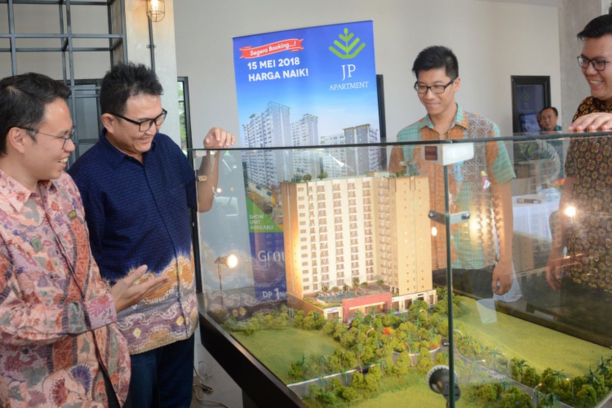 Chief Executive Officer (CEO) Greenwoods Group, Okie Imanto, bersama Andy K Natanael, Founder Projek dan Proviz menjelaskan proyek JP Apartment di lahan seluas 1,2 hektar di samping perumahan IPB II, Bogor. JP Apartment rencananya akan dibangun sebanyak 3 tower dan merangkum 1.500 unit. 