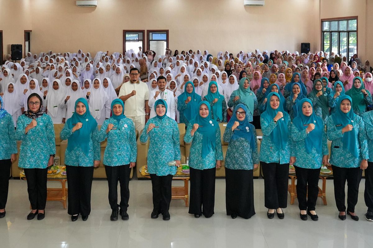 Ketum Tim Penggerak Pemberdayaan dan Kesejahteraan Keluarga (TP-PKK) sekaligus Ketum Pembina Posyandu Tri Tito dalam kegiatan temu kader, sosialisasi kesehatan reproduksi dan mitigasi bencana di Gedung Serba Guna Lanud Maimun Saleh, Kota Sabang, Aceh, Selasa (1/10/2024).
