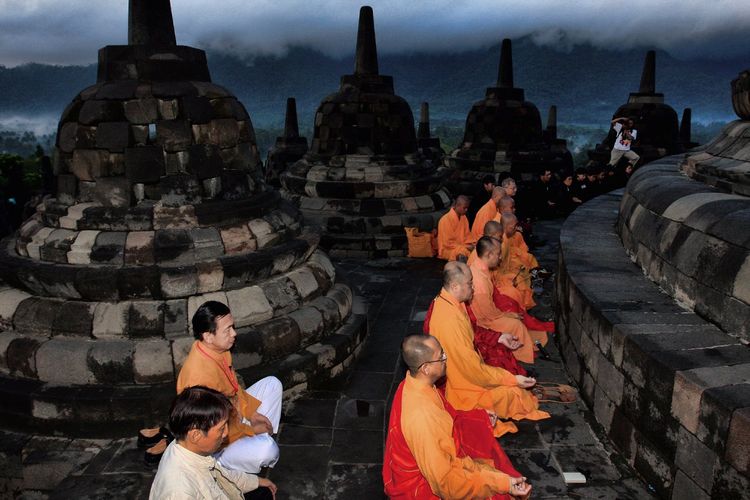 Biksu Buddha dari Konferensi Agung Sangha Indonesia (KASI), memasuki detik-detik Tri Suci Waisak di puncak (Arupadhatu) Candi Borobudur di Megalang, Jawa Tengah, Jumat (28/5/2010). Pada saat bersamaan, umat Buddha dari Walubi juga menjalani ibadah yang sama di pelataran candi yang prosesinya berlangsung hingga tengah malam.
