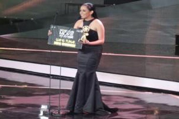 Angel Pieters menyampaikan pidato kemenangannya untuk kategori Soundtrack Terfavorit verdi Indonesian Movie Award 2015, di Balai Sarbini, Jakarta Selatan, Senin (18/5/2015) malam
