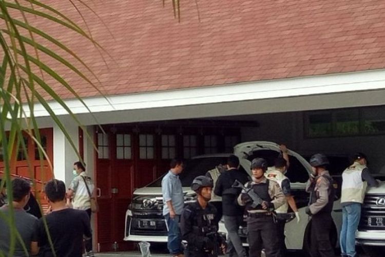 Warga Barabai, Kabupaten Hulu Sungai Tengah, menyaksikan KPK membuka segel mobil mewah Bupati Hulu Sungai Tengah.