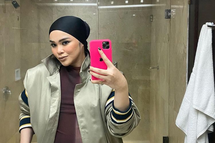 Sivia Azizah mengungkap alasannya mengapa selalu mengenakan hijab warna hitam di setiap outfit-nya.