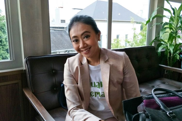 Artis peran Asri Welas usai jumpa pers film Keluarga Cemara di kawasan Gunawarman, Kebayoran Baru, Jakarta Selatan, Kamis (4/1/2018).