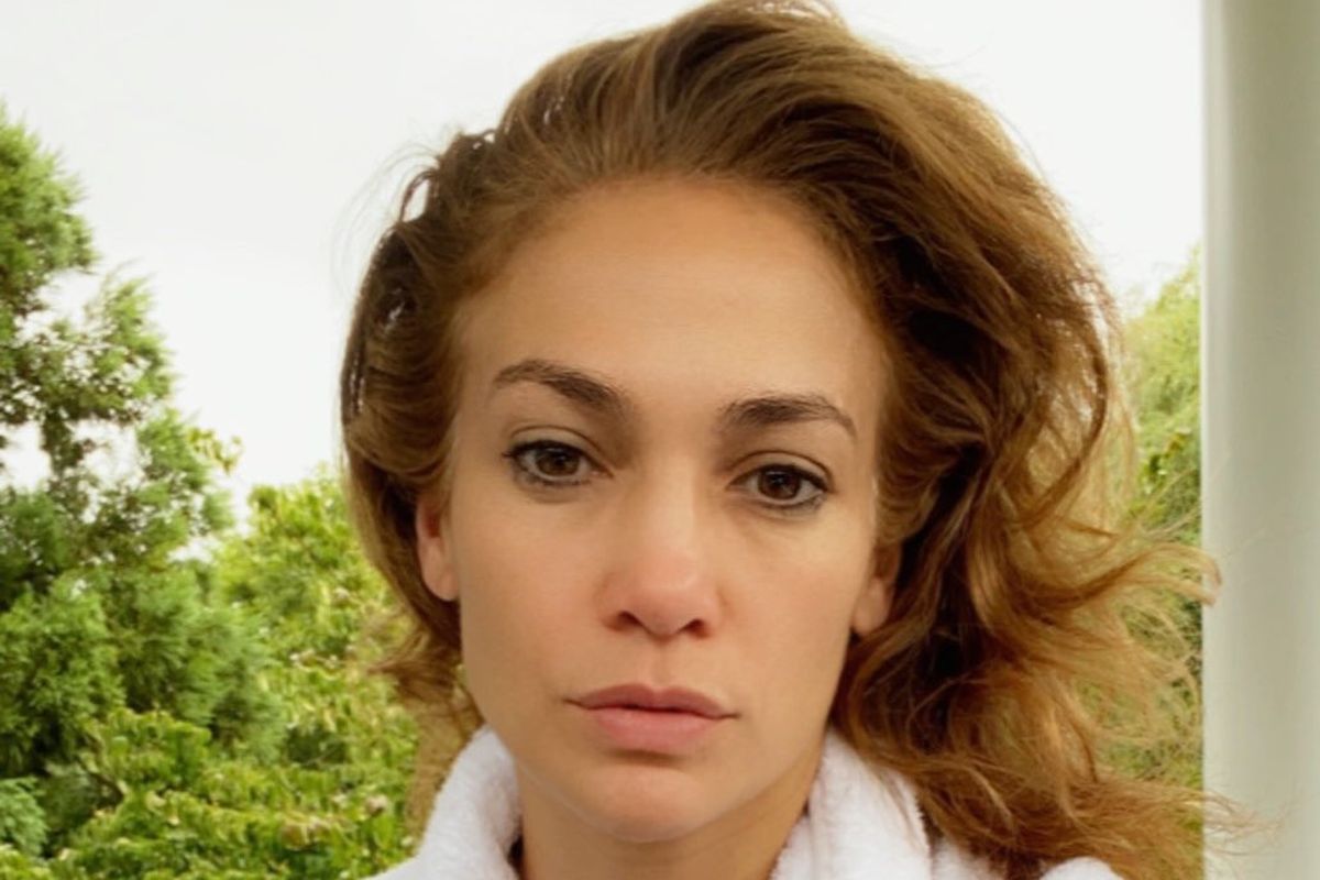 Jennifer Lopez mengunggah foto diri di pagi hari.