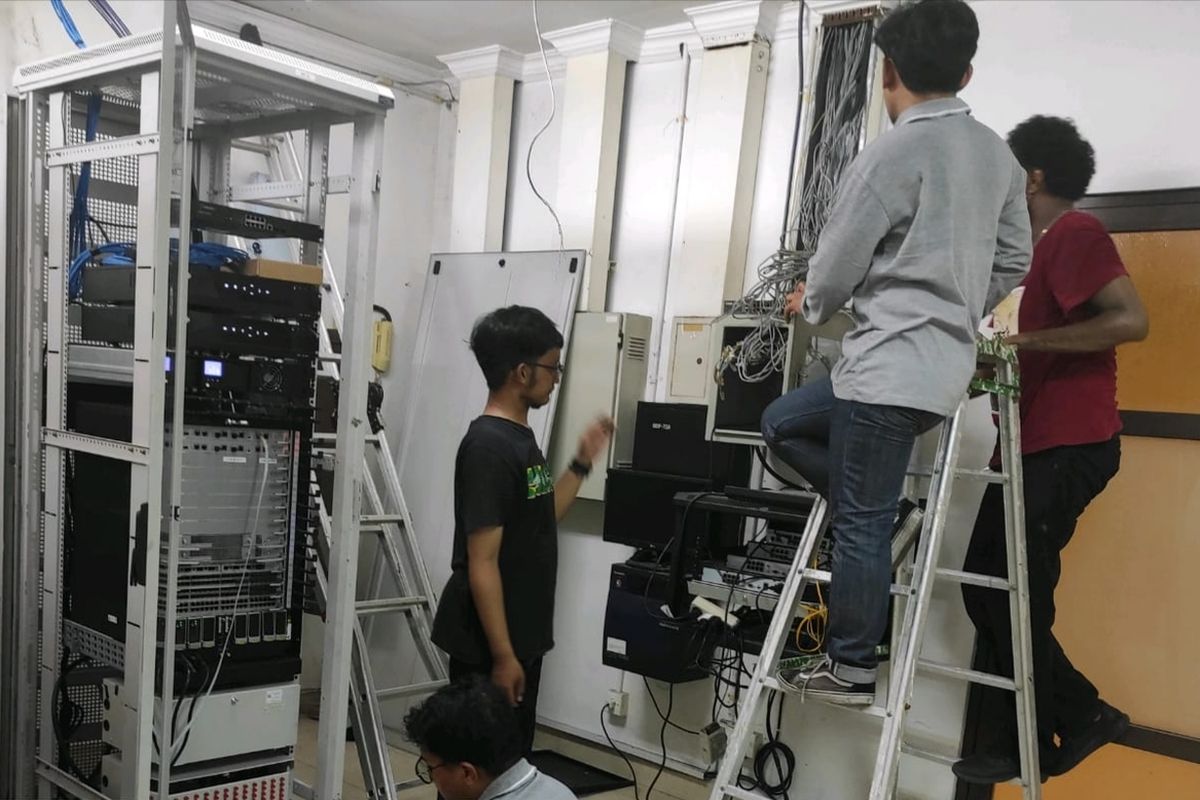 Sejumlah teknisi memasang WiFI di dejumlah titik di Stadion Gelora Bung Tomo, Surabaya, Jawa Timur.