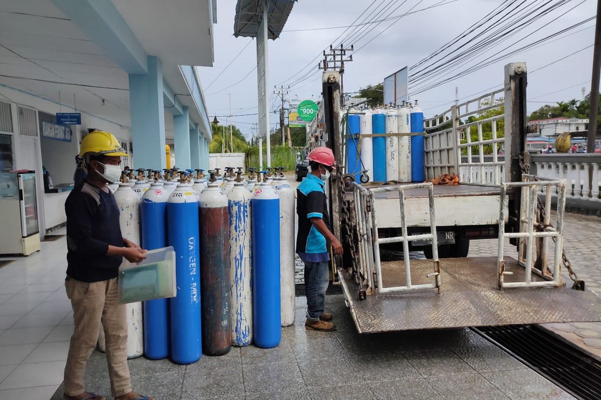 Tabung oksigen saat diturunkan di rumah sakit TNI AL Sorong