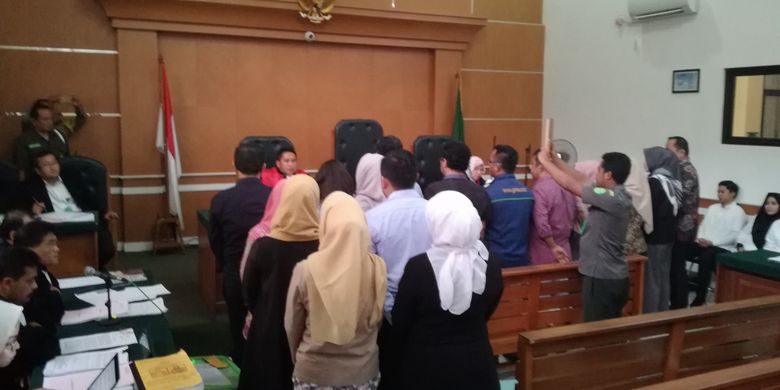 Sejumlah saksi disumpah oleh majelis hakim  dalam sidang lanjutan dugaan penipuan dan penggelapan serta pencucian uang oleh perusahaan perjalanan umrah First Travel di Pengadilan Negeri Depok, Rabu (4/4/2018)