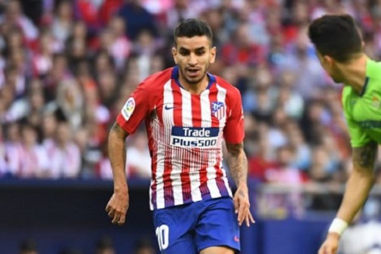 Angel Correa mencoba melewati penjagaan lawan pada laga Atletico Madrid vs Real Betis di Stadion Wanda Metropolitano dalam lanjutan La Liga Spanyol, 7 Oktober 2018. 