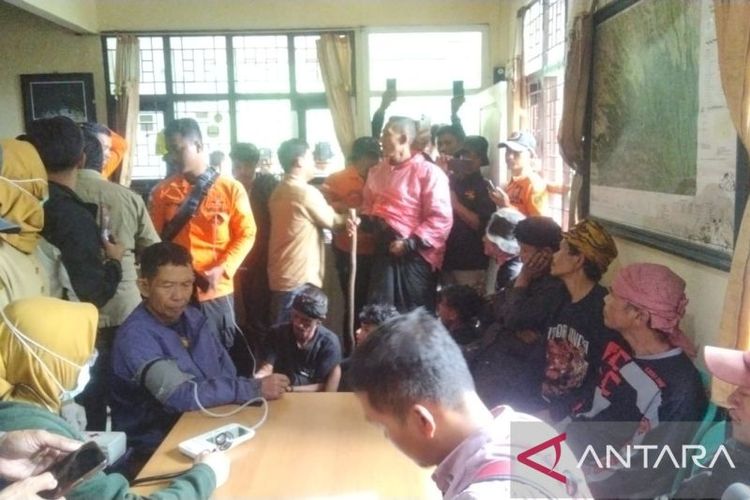 Sekitar 13 orang warga berhasil dievakuasi dari jalur pendakian Gunung Pangrango setelah sempat dilaporkan hilang di kawasan taman nasional saat melakukan ziarah kubur, Senin (29/1/2024).

