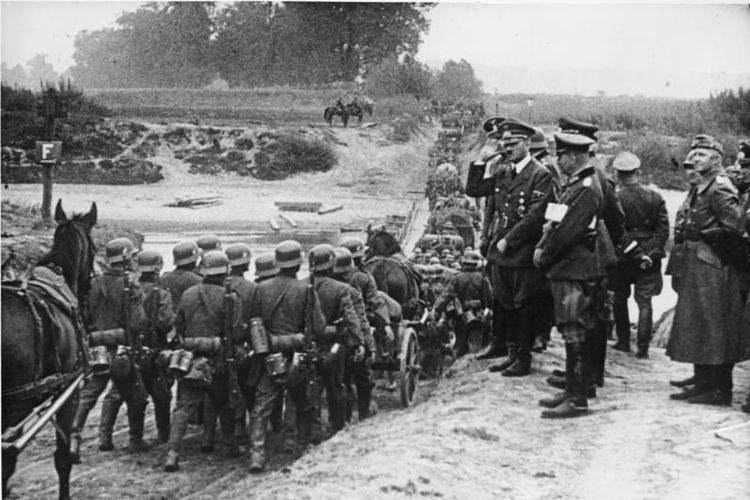 Adolf Hitler menyaksikan tentara Jerman menginvasi Polandia yang menandai dimulainya Perang Dunia II.