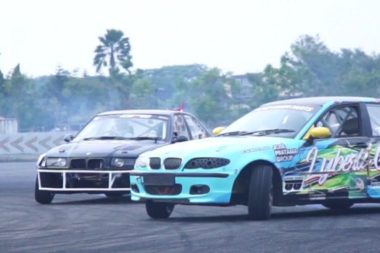 Pebalap drift sedang beraksi di Edutown Drift Practice 2022.