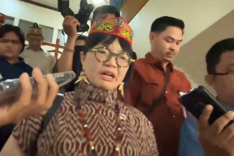 Wamendikti Saintek Stella Christie saat diwawancarai awak media usai menghadiri kegiatan di Lantai II Gedung Rektorat Universitas Palangka Raya, Kalimantan Tengah, Sabtu (13/9/2025).