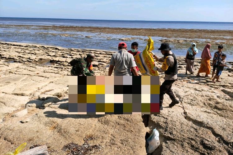 Proses evakuasi mayat laki-laki tanpa identitas ditemukan di perairan Kepulauan Kangean, Kecamatan Arjasa, Kabupaten Sumenep, Jawa Timur, Kamis (24/8/2022).