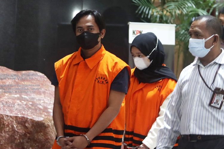 Bupati Penajam Paser Utara (PPU) Abdul Gafur Mas'ud (kiri)  bersama ASN dan pihak swasta dihadirkan dalam konferensi pers pengumuman dan penahanan tersangka di Gedung KPK Merah Putih, Jakarta, Kamis (13/1/2022).  KPK resmi menahan Bupati Penajam Paser Utara Abdul Gafur Mas'ud bersama sejumlah pihak yang terlibat dalam tindak pidana korupsi penerimaan hadiah atau janji terkait kegiatan pekerjaan pengadaan barang dan jasa serta Perizinan di Kabupaten Penajam Paser Utara, Kalimantan Timur, tahun 2021-2022. ANTARA FOTO/Reno Esnir/pras.