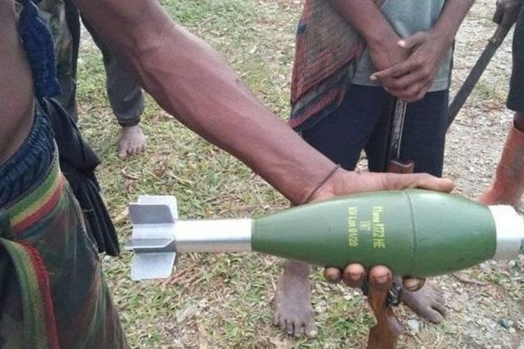 Sebuah mortir yang tidak meledak ditemukan pasukan TPNPB di Kiwirok. Foto ini diabadikan pada 18 Oktober 2021.