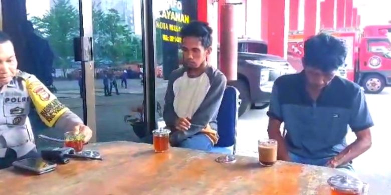 YouTuber sedang melakukan prank di dalam gedung tua