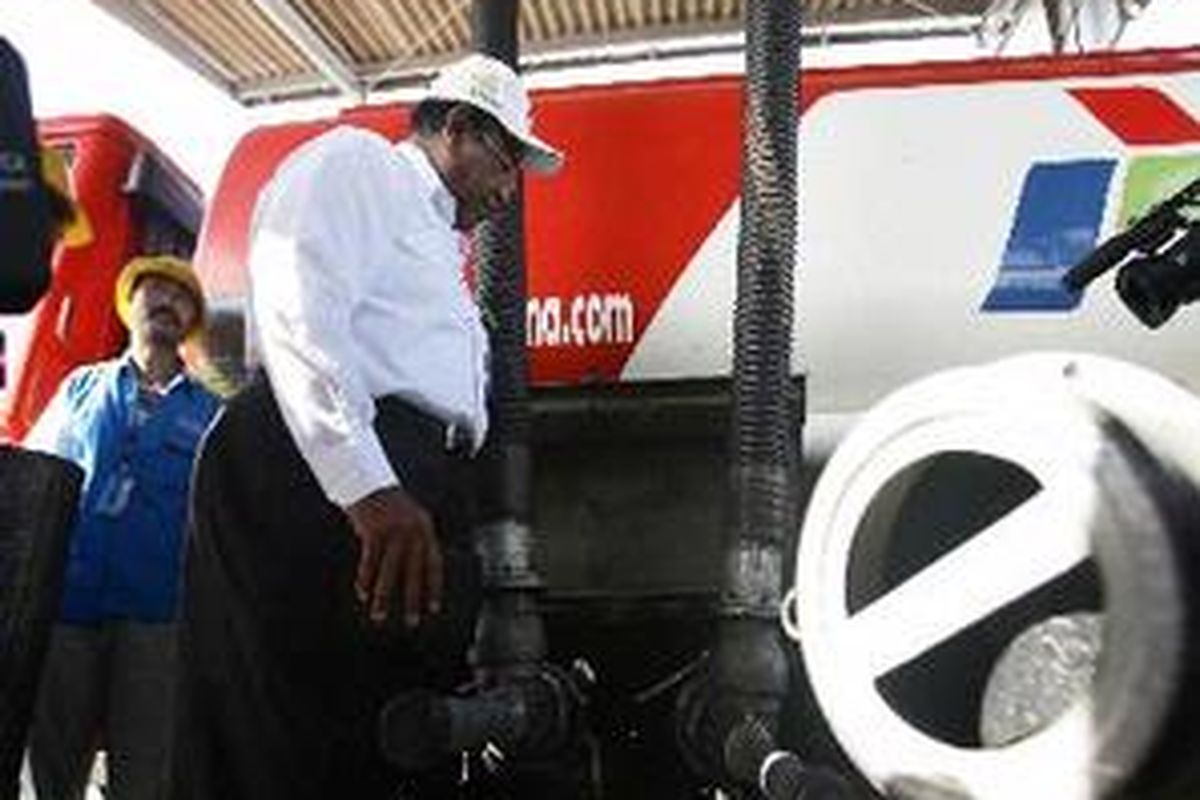 Direktur Utama Pertamina Ari Soemarno meninjau aktivitas penyaluran bahan bakar minyak (BBM) di Depo Plumpang, Jakarta Utara, Senin (4/2/2008). 
