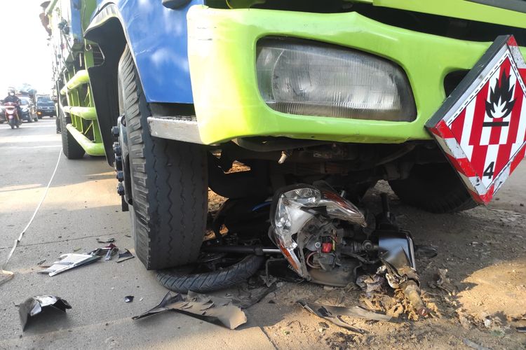 Satu unit kendaraan truk Hino dengan nomor polisi B 9982 YM yang menabrak dua pemotor sekaligus di Jalan Raya Siliwangi, Kelurahan Bantargebang, Kecamatan Bantargebang, Kota Bekasi, Kamis (12/5/2022) pukul 14.00 WIB. Diketahui, kejadian terjadi akibat truk Hino yang dikemudikan oleh AT mengalami rem blong. (Dokumentasi Laka Lantas Polres Metro Bekasi Kota). 