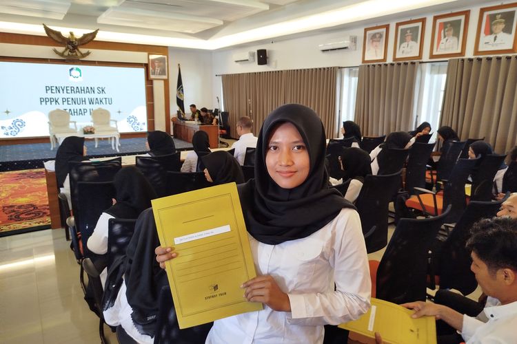 Nakes Banyuwangi yang terima SK PPPK penuh waktu setelah pengabdian 8 tahun. 