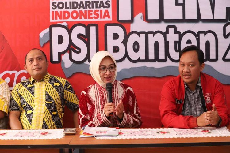 Bakal Calon Gubernur Banten Airin Rachmi Diany saat menyerahkan formulir pendaftaran penjaringan calon kepala daerah di PSI. Rabu (8/5/2024).