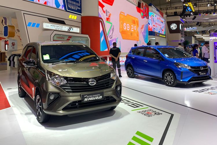 Booth Daihatsu di GIIAS 2023 menampilkan Sigra dan Sirion