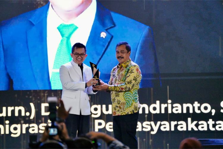 Menteri Imigrasi dan Pemasyarakatan (Imipas) Agus Andrianto meraih penghargaan Transformasional Leader dalam acara National Future Learning Forum (NFLF) 2025 di Jakarta, Rabu (3/12/2025). 