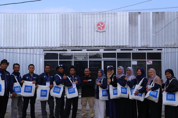 Taufik Shaleh,Managing Director Swasti Farm (berbaju hitam) bersama guru SMK vokasi pertanian pelatihan. 