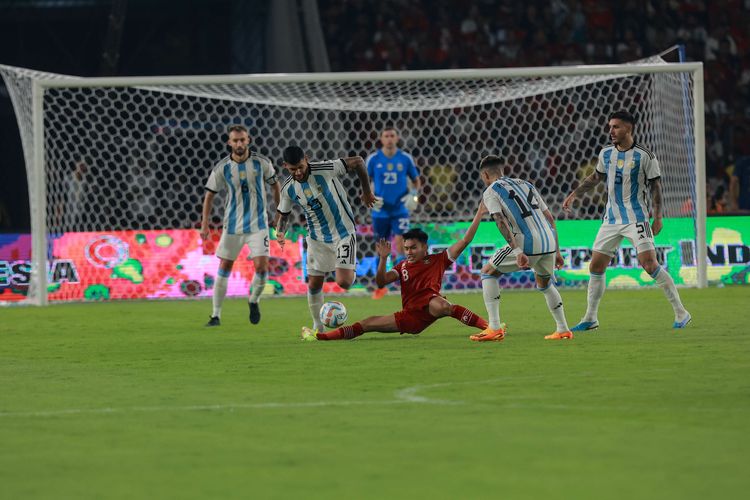 Pemain timnas Indonesia, Witan Sulaeman berusaha mempertahankan saat bertanding dengan timas Argentina dalam pertandingan FIFA Matchday edisi Juni 2023 di Stadion Utama Gelora Bung Karno, Jakarta, Senin (19/6/2023). Argentina unggul 2-0 atas Indonesia.