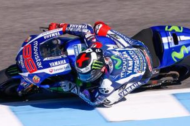 Pebalap Movistar Yamaha asal Spanyol, Jorge Lorenzo, melintasi Sirkuit Jerez pada sesi latihan bebas ketiga GP Spanyol, Sabtu (2/5/2015). 