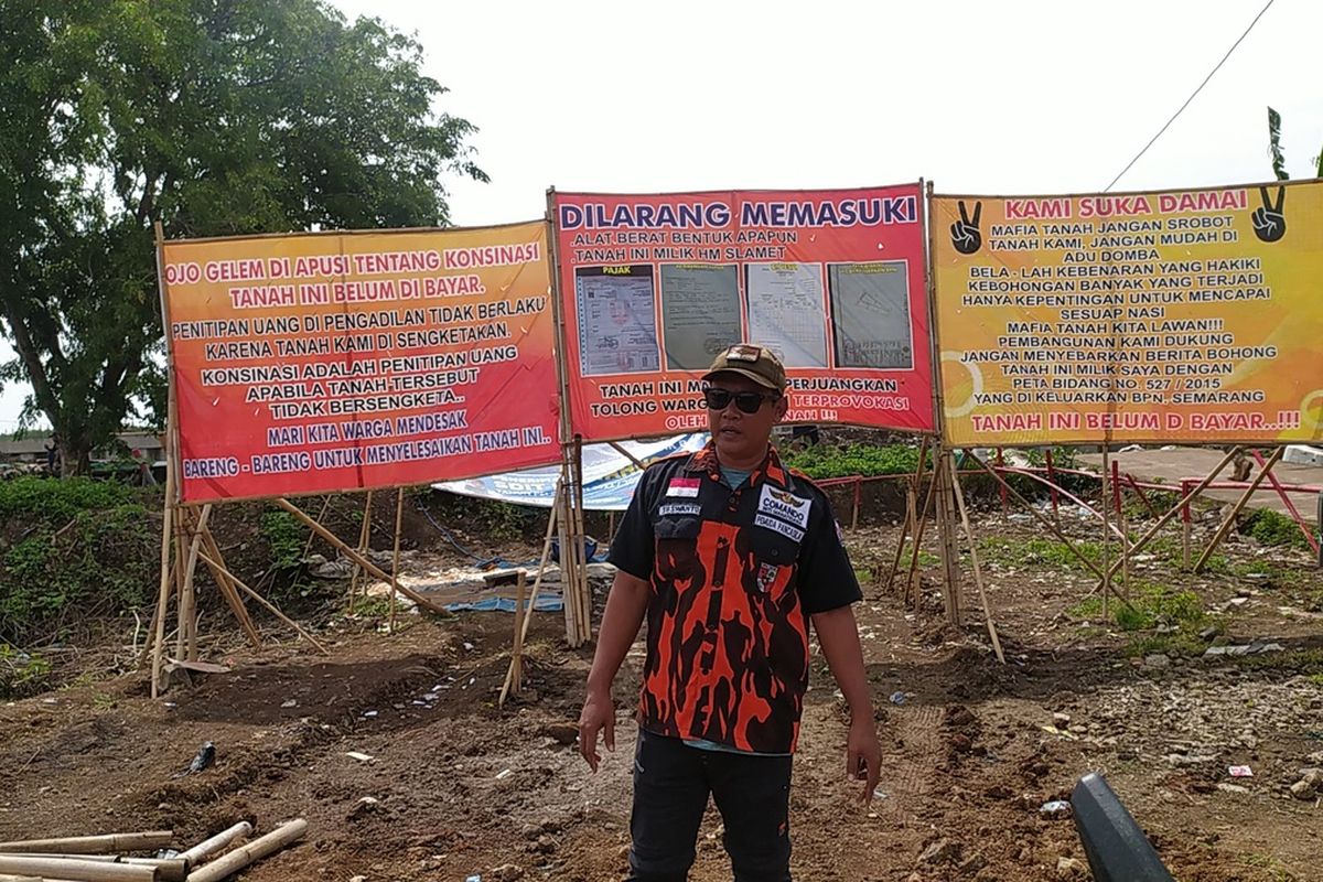 Satpol PP Kota Semarang dihadang ormas saat melakukan penertiban normalisasi Sungai Beringin Semarang. Rabu (2/11/2022)