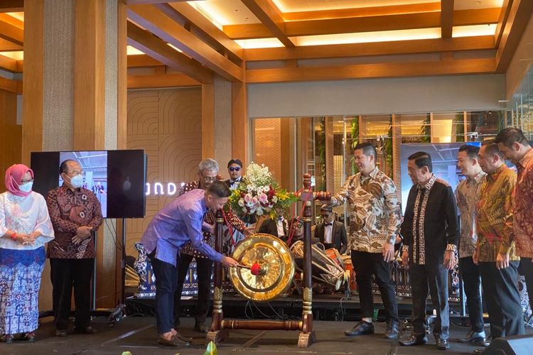 Pemukulan gong tanda peresmian Grand Dafam Signature International Airport Yogyakarta.