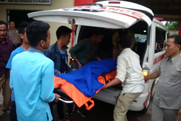 Jenazah MZ calon pendeta yang tewas dibunuh saat tiba di Rumah Sakit (RS) Bhayangkara Palembang, Sumatera Selatan, Selasa (26/3/2019).