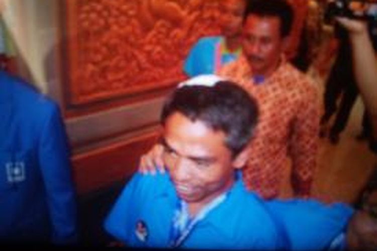 Muhammad Rafi Ginting, pengurus DPD PAN Kabanjahe, Sumatera Utara, terluka kepalanya karena terkena lemparan kursi saat pembahasan tata tertib Kongres IV PAN, di Hotel Westin, Bali, Minggu (1/3/2015).