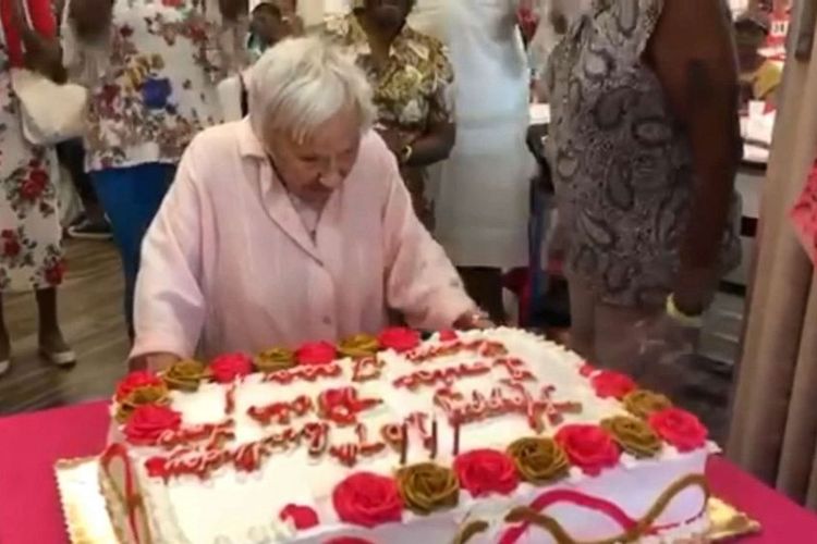 Wanita sepuh itu adalah Louise Jean Signore, yang sedang merayakan hari ulang tahun ke 107 pada 31 Juli 2019.