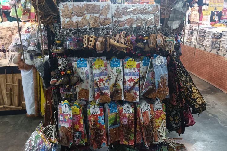 Gantungan kunci di Pasar Pisang, Kota Tua Jakarta