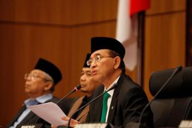 Menteri Agama, Suryadharma Ali, saat memimpin jalannya Sidang Isbat di Kementerian Agama, Jalan MH Thamrin, Jakarta, Sabtu (18/8/2012).  