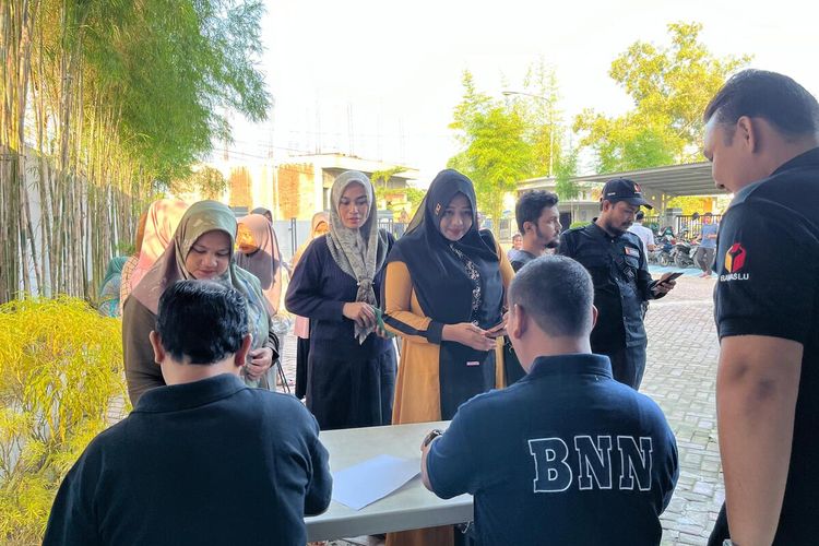 Suasana pengawas Tempat Pemungutan Suara (TPS) Pemilu 2024 mengikuti tes urin di Kantor Badan Narkotika Nasional (BNN) Kota Lhokseumawe, Provinsi Aceh, Sabtu (20/1/2024)