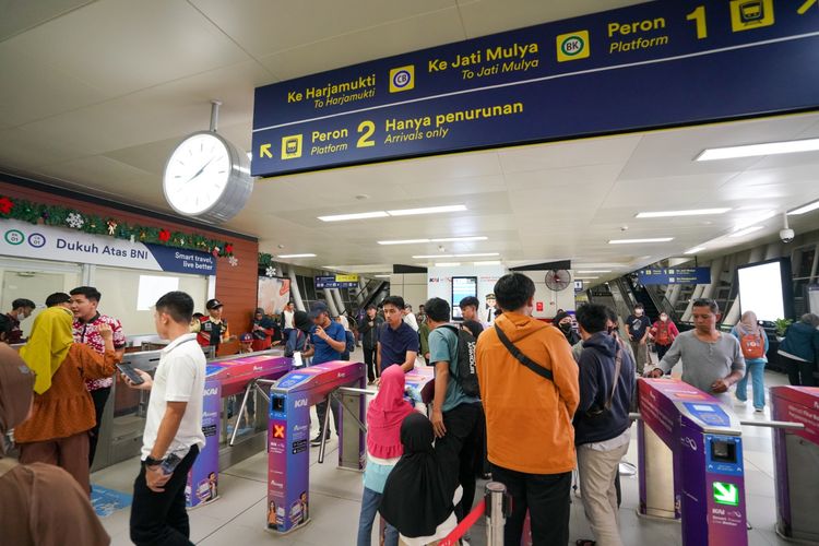 Penampakan pengunjung stasiun LRT Jabodebek 