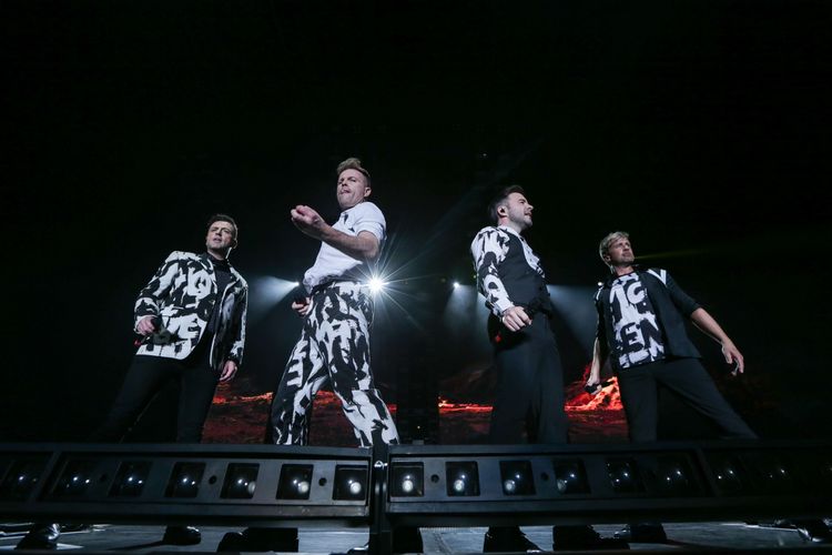 Personel Westlife Mark Feehily, Nicky Byrne, Shane Filan, dan Kian Egan menghibur penonton saat konser The Wild Dreams Tour di Jakarta, Sabtu (11/2/2023) malam. Lebih dari 25.000 orang penonton hadir menyaksikan konser kelompok musik asal Irlandia ini.