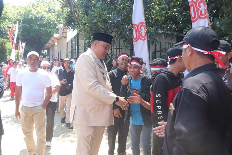 Bupati Bogor, Rudy Susmanto membuka kegiatan pesta rakyat di sekitar kediaman Presiden Prabowo Subianto, Desa Bojong Koneng, Babakan Madang, Kabupaten Bogor, Jawa Barat, Minggu (17/8/2025). Pada kesempatan itu, Rudy membagikan hadiah umroh, motor, dan lain sebagainya untuk menambah kegembiraan masyarakat memperingati HUT ke-80 RI.