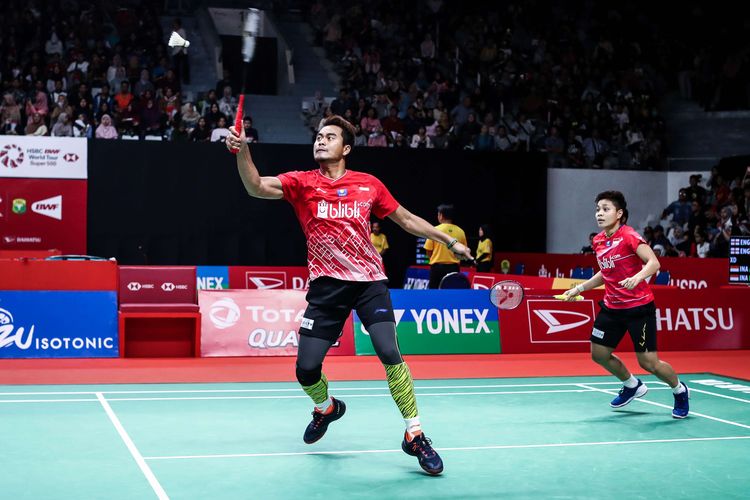 Tontowi Ahmad/Apriyani Rahayu melawan wakil Inggris, Chris Adcock/Gabriella Adcock saat pertandingan babak kedua Indonesia Masters 2020 di Istora Senayan, Jakarta, Kamis (16/1/2020). Tontowi Ahmad/Apriyani Rahayu, gagal melaju ke perempat final Indonesia Masters 2020.