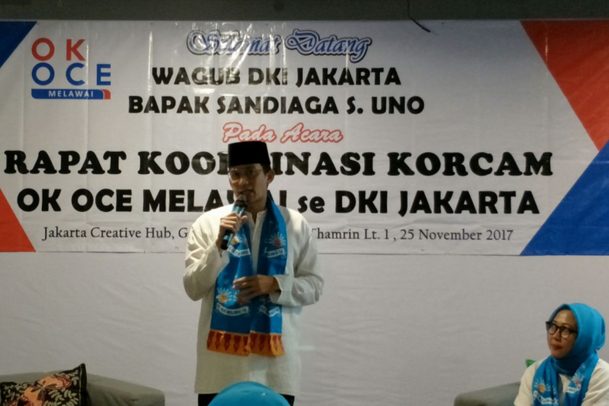 Wakil Gubernur DKI Jakarta Sandiaga Uno memberikan sambutan dalam acara rapat koordinasi Relawan OK OCE Melawai 16 di Jakarta Creative Hub, Jakarta Pusat, Sabtu (25/11/2017).