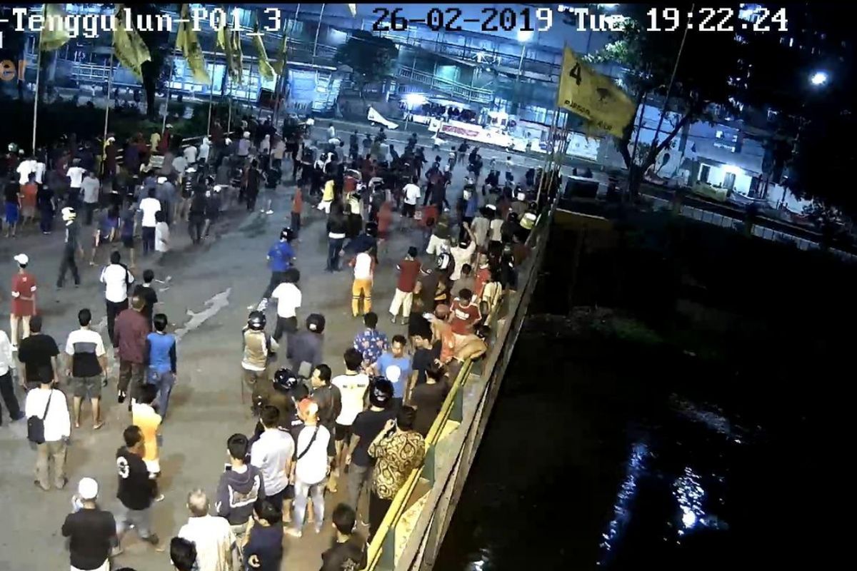 Bidik layar kamera CCTV Bali Tower saat tawuran kembali terjadi di Jalan Sultan Agung, Pasar Manggis, Setiabudi, Jakarta Selatan pada Selasa (26/2/2019) malam. 