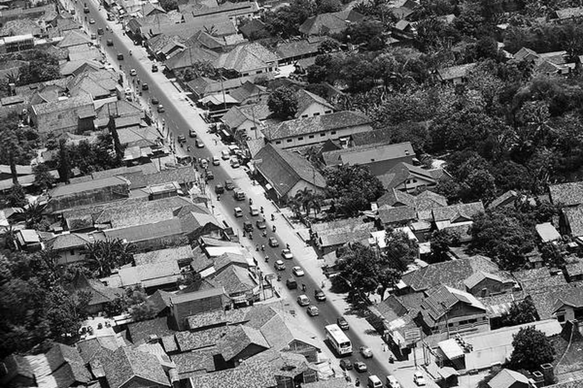 Pantauan arus balik dari udara dengan helikopter Kepolisian Daerah Jawa Tengah yang dipiloti Ajun Komisaris M Nur dan Inspektur Dua Hotman melintasi jalur pantai utara di Kabupaten Kudus, Jateng, Minggu (4/9). Kepadatan kendaraan yang melintasi jalur pantura Jawa di Kabupaten Pati, Kudus, Demak, serta di daerah Ungaran, Kabupaten Semarang, mulai berkurang seiring berakhirnya libur Lebaran.