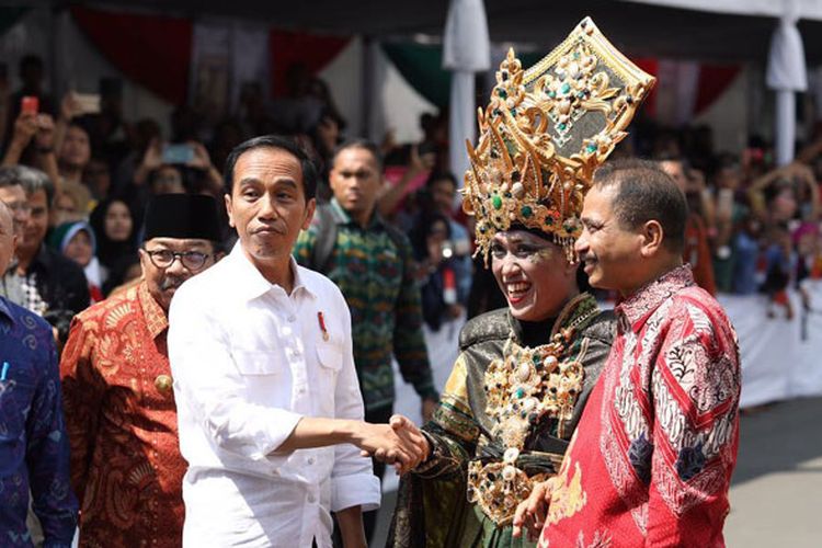 Presiden Joko Widodo dan Menteri Pariwisata Arief Yahya menyaksikan kemeriahan Jember Fashion Carnaval 2017 bertema Victory yang berlangsung di Alun-alun Kabupaten Jember, Jawa Timur, Minggu (13/8/2017).