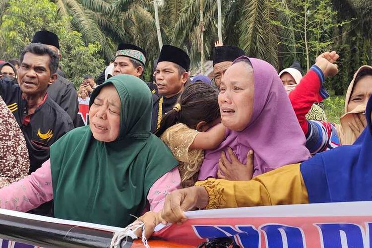 Sejumlah emak-emak menangis saat memblokade akses perkebunan kelapa sawit, karena berada di tanah ulayat mereka di Desa Kepau Jaya, Kecamatan Siak Hulu, Kabupaten Kampar, Riau, Jumat (18/3/2022).