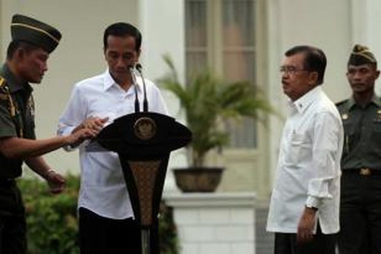 Presiden Joko Widodo dan Wakil Presiden Jusuf Kalla bersiap mengumumkan nama-nama menteri di halaman Istana Merdeka, Jakarta, Senin (26/10/2014).
