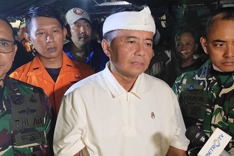 Sekda Provinsi Jawa Barat Herman Suryatman memberiikan keterangan usai rapat koordinasi di posko pencarian korban musibah longsor Gunung Kuda, Kabupaten Cirebon, Jawa Barat, pada Jumat (30/5/2025) malam.